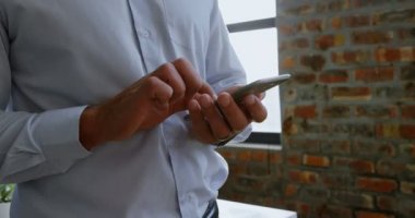 Erkek yönetici cep telefonu kullanma office 4 k orta bölüm