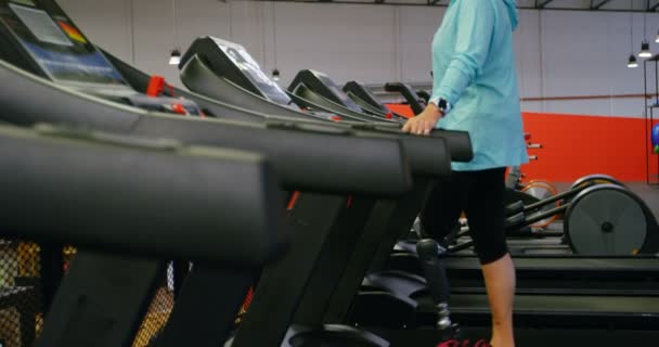 Starší Žena Pomocí Soupravu Pro Virtuální Realitu Běžeckém Pásu Fitness — Stock video