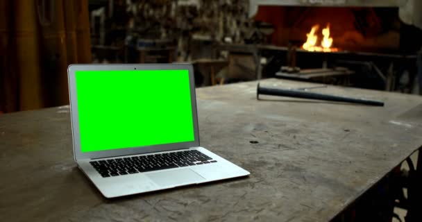 ワーク ショップのテーブルにラップトップのクローズ アップ — ストック動画