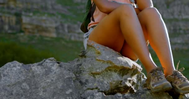 Удумлива Жінка Пішохідка Розслабляється Скелі Сільській Місцевості — стокове відео