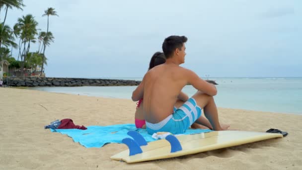 浪漫的年轻夫妇坐在沙滩上4K — 图库视频影像