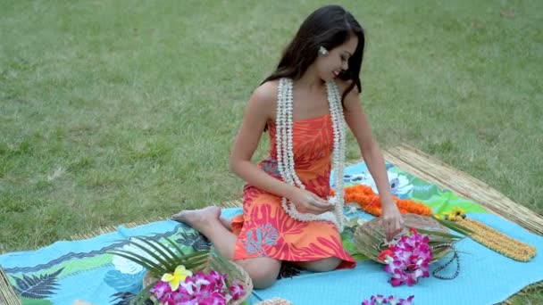 Vacker Ung Kvinna Söker Blommor Trädgården — Stockvideo