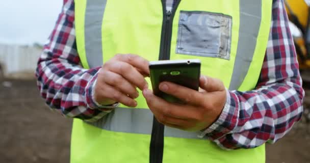 Prostřední Část Mužských Pracovníků Pomocí Mobilního Telefonu Smetiště — Stock video