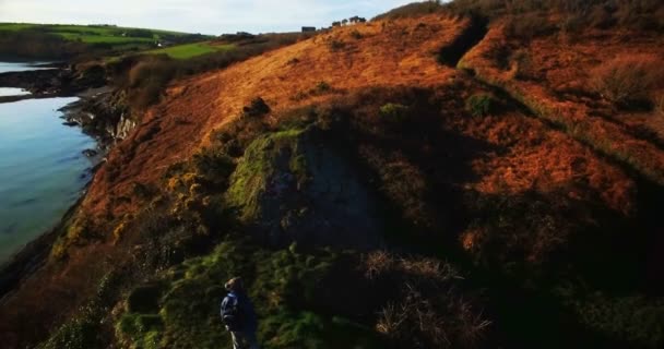 Kırsal Kesimde Güneşli Bir Günde Hiking Erkek Uzun Yürüyüşe Çıkan — Stok video
