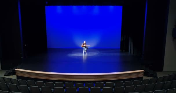 Guitarrista Masculino Tocando Guitarra Palco — Vídeo de Stock