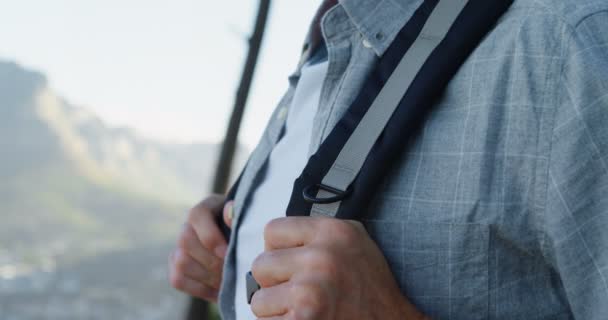 Homme Âgé Réfléchi Debout Avec Sac Dos Campagne — Video