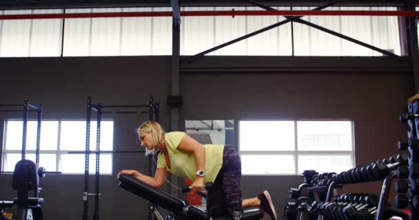 Femme Âgée Faisant Haltère Rangée Exercice Dans Studio Fitness — Video