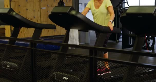 Женщина Инвалид Делает Упражнения Беговой Дорожке Фитнес Студии — стоковое видео