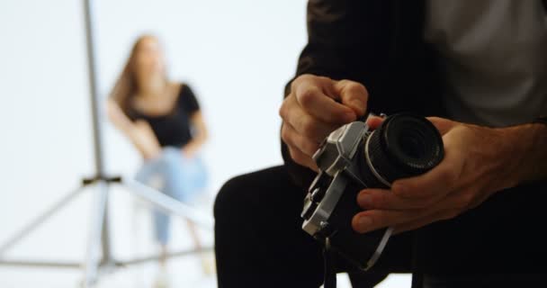 Hombre Fotógrafo Poner Rollo Película Cámara Foto Estudio — Vídeo de stock