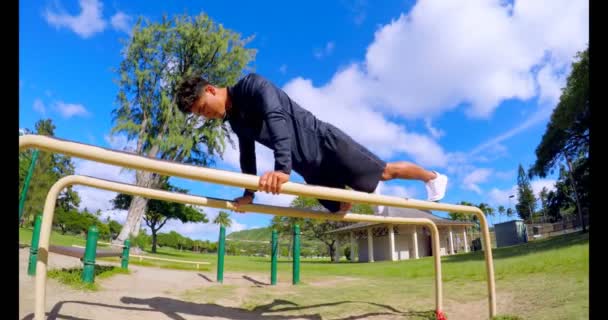 Homem Fazendo Flexões Barras Paralelas Parque — Vídeo de Stock