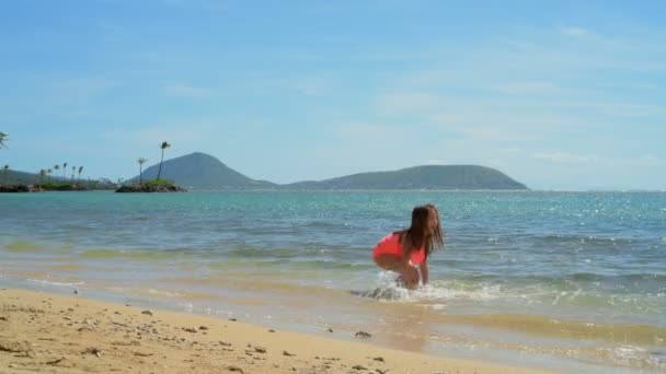 Chica Jugando Agua Playa Día Soleado — Vídeos de Stock