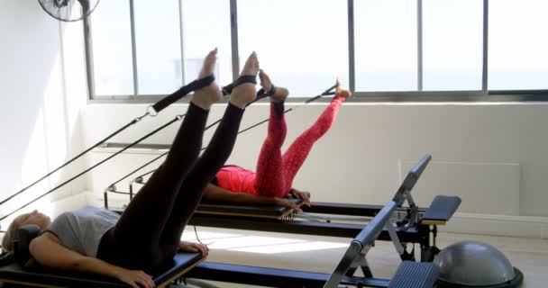 Mulheres Exercitando Máquina Remo Estúdio Fitness — Vídeo de Stock