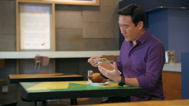 カフェ でガラス デジタル タブレットを使用している食品を持っている人 — ストック動画