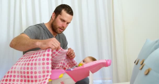 Pai Colocando Cobertor Seu Bebê Casa — Vídeo de Stock