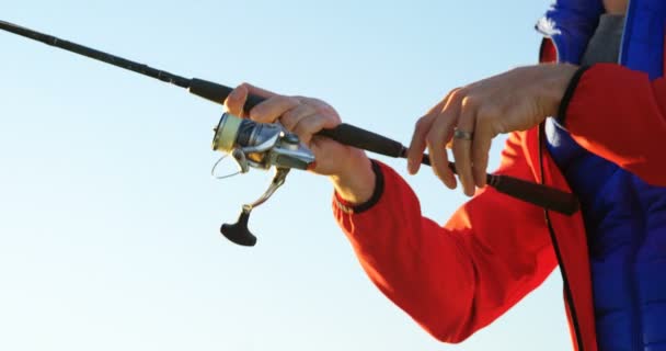 Primer Plano Pesca Del Hombre Río — Vídeos de Stock