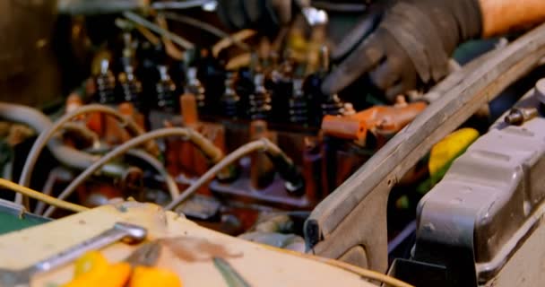Yakın Çekim Erkek Mekanik Bir Araba Garajında Bakımı — Stok video