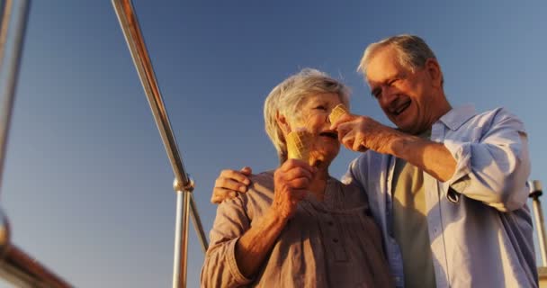 Feliz Pareja Ancianos Comiendo Helados Paseo Marítimo — Vídeos de Stock