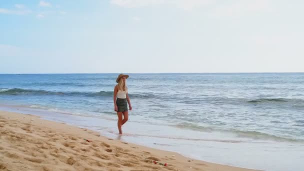 美丽的女人漫步在沙滩上4K — 图库视频影像
