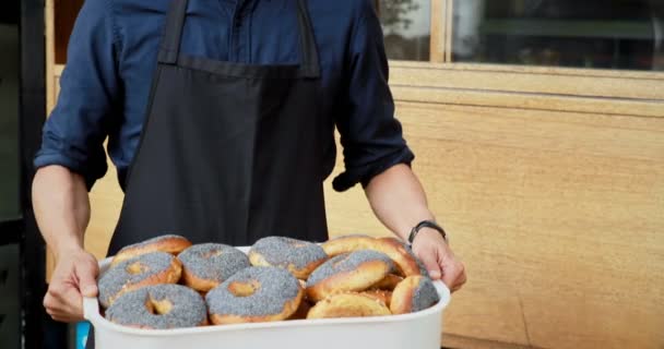 Camarero Sonriente Con Rosquillas Pie Cafetería Aire Libre — Vídeo de stock