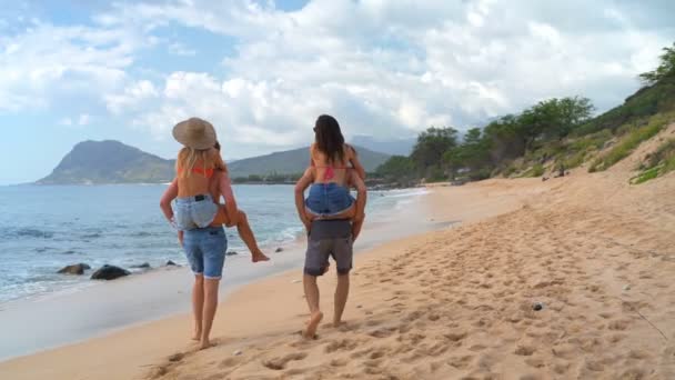 Bakifrån Män Som Bär Kvinnor Rygg Beach — Stockvideo