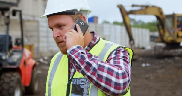 Travailleur Masculin Parlant Sur Téléphone Mobile Dans Casse — Video