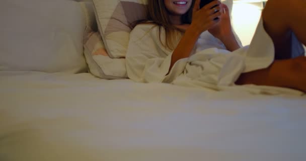 Mulher Sorridente Usando Celular Cama Quarto Casa — Vídeo de Stock