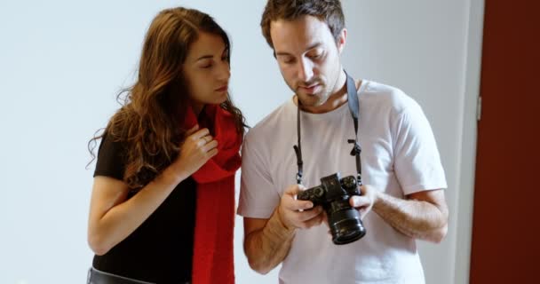 Manlig Fotograf Och Modell Diskuterar Över Bilder Fotostudio — Stockvideo