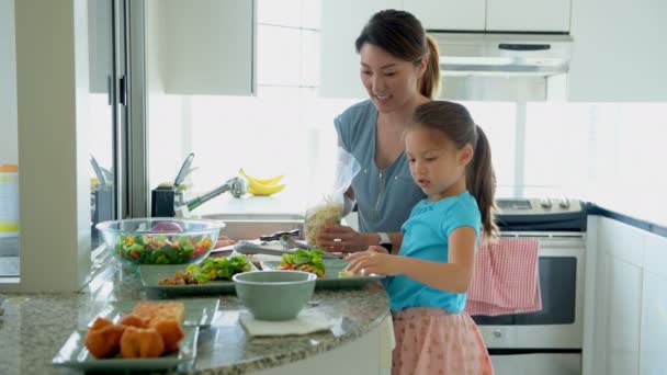 Mor Och Dotter Att Hålla Mat Tallrik Köket Hem — Stockvideo