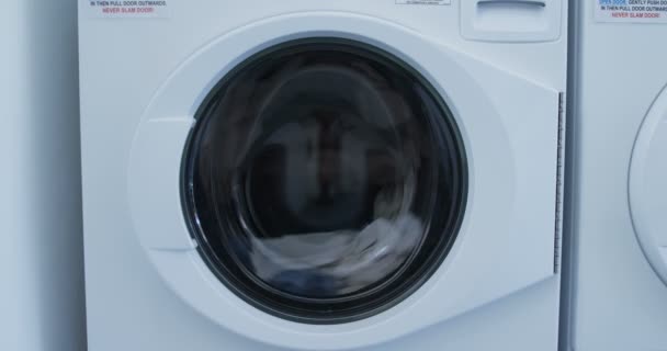 Washing Machine Washing Clothes Laundromat — Stock Video