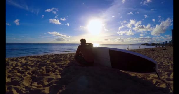 Bakifrån Surfare Med Surfbräda Som Sitter Stranden — Stockvideo