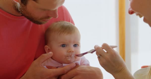 Primer Plano Los Padres Alimentando Bebé Casa — Vídeos de Stock