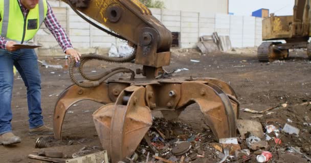 Trabalhador Masculino Olhando Para Máquina Ferro Velho — Vídeo de Stock