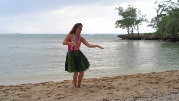 Hawaii-Hula-Tänzerin im Kostüm tanzt auf Insel 4k