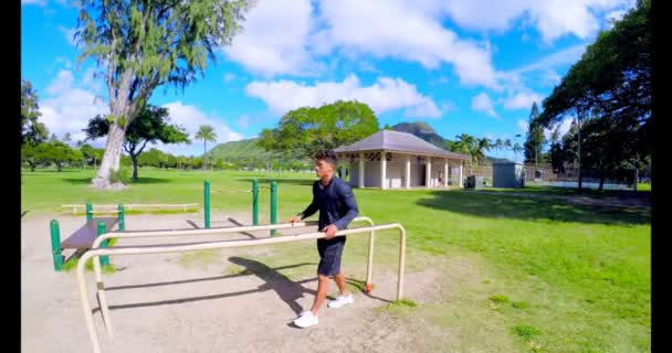 Hombre Haciendo Flexiones Barras Paralelas Parque — Vídeo de stock