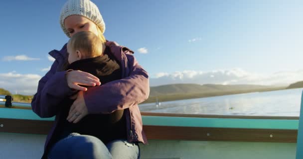 Mutter Mit Baby Auf Motorboot Bei Sonnigem Wetter Unterwegs — Stockvideo