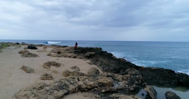 Pareja Despreocupada Caminando Por Costa Rocosa — Vídeos de Stock