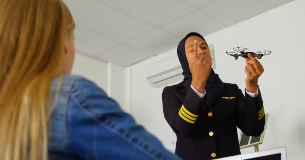 訓練所 で子供にモデル ドローンについて女性パイロット — ストック動画