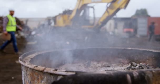 Nahaufnahme Brennender Metallreste Auf Dem Schrottplatz — Stockvideo