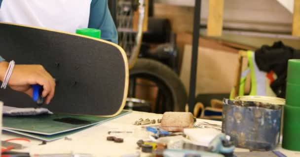Homme Faisant Skateboard Dans Atelier — Video