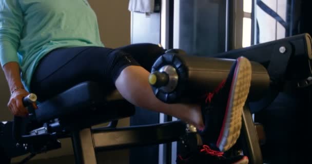 Senior Woman Exercising Curl Machine Fitness Studio — Stock Video