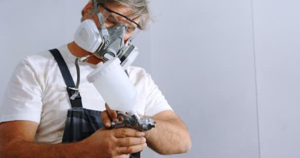 Mecânico Masculino Verificando Pintura Spray Garagem — Vídeo de Stock