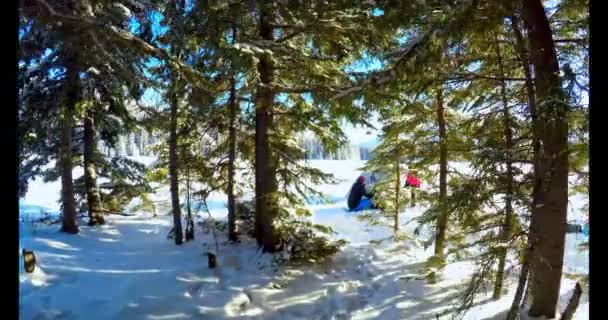 Paar Voorbereiding Van Een Tent Besneeuwde Landschap Winter — Stockvideo
