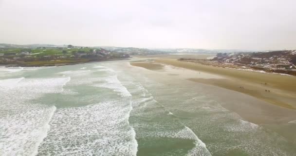 Vista Aérea Las Olas Del Mar Rodando Playa — Vídeos de Stock