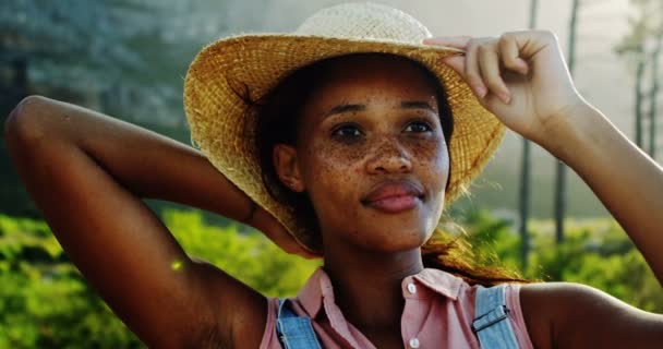 Caminante Mujer Feliz Sosteniendo Sombrero Campo — Vídeos de Stock