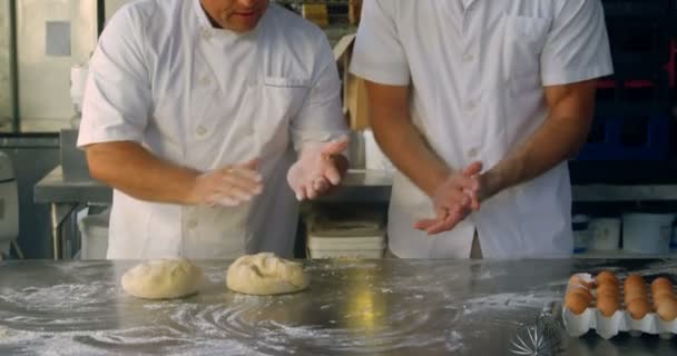 Chefs Pétrissant Pâte Pizza Sur Table Farinée Dans Cuisine — Video