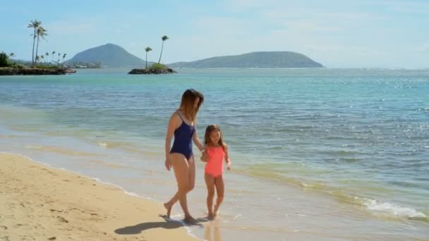 Madre Hija Caminando Playa Día Soleado — Vídeo de stock