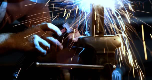 铁匠在车间4K 使用焊枪 — 图库视频影像