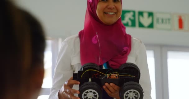 Pelatihan Pilot Wanita Tentang Mobil Listrik Anak Anak Lembaga Pelatihan — Stok Video