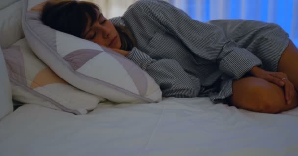 の自宅の寝室でベッドでリラックス女性 — ストック動画