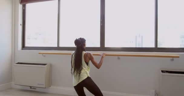 Arkadan Görünüş Barre Fitness Studio Üzerinde Uzanan Kadın — Stok video